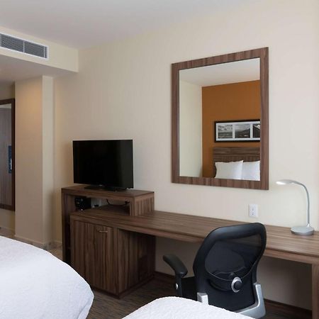 Hampton Inn By Hilton Irapuato Bagian luar foto