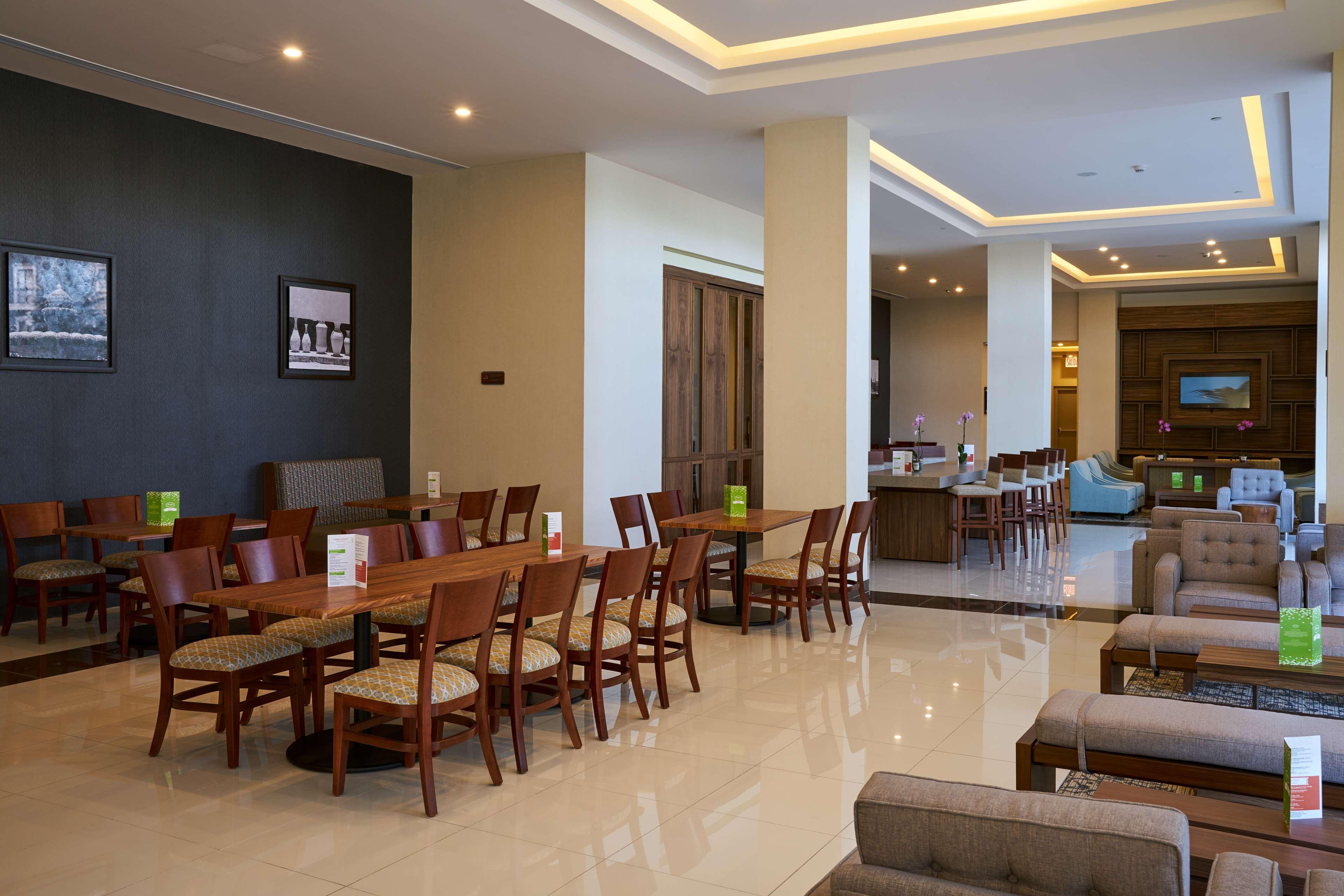 Hampton Inn By Hilton Irapuato Bagian luar foto