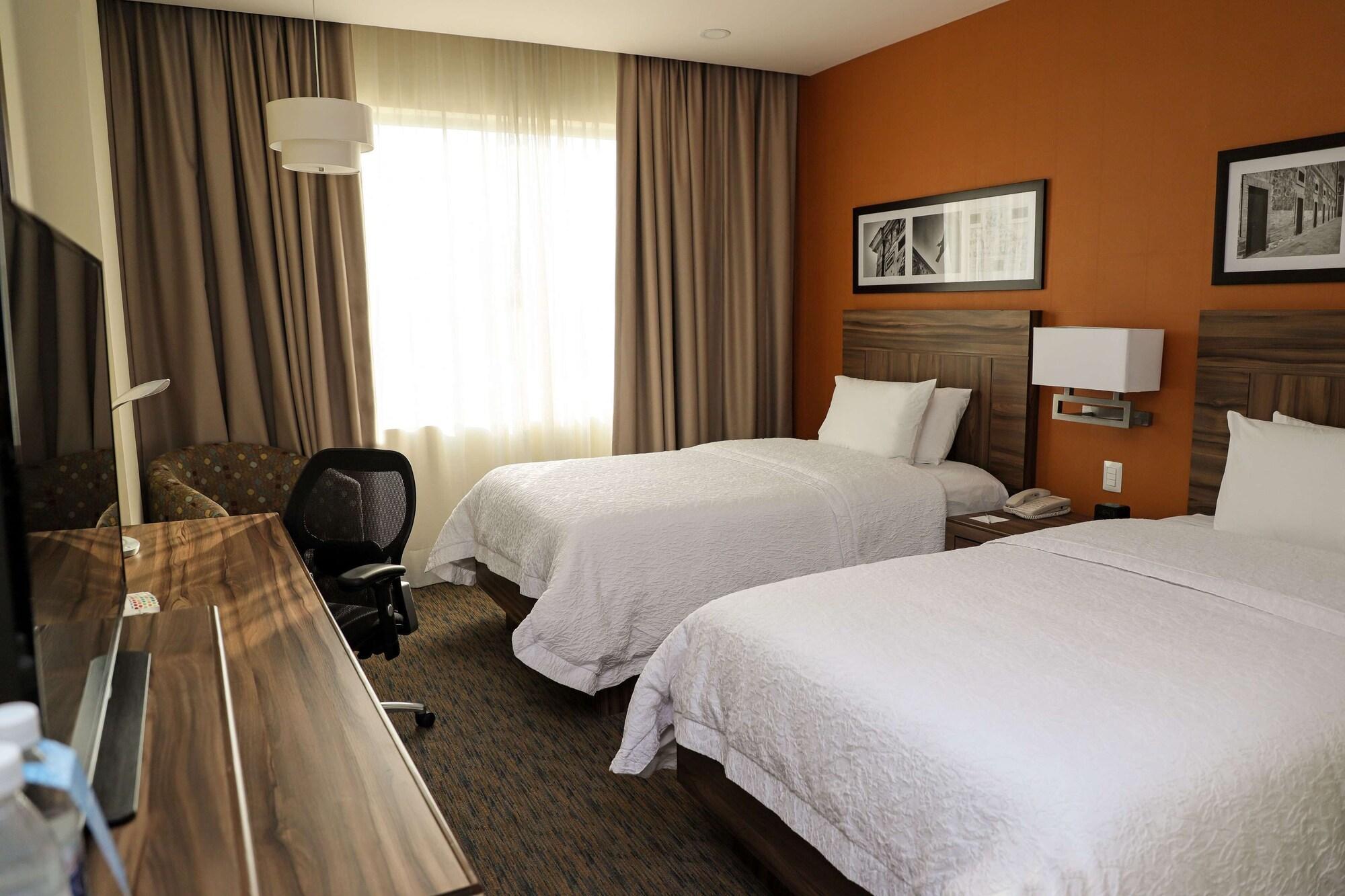 Hampton Inn By Hilton Irapuato Bagian luar foto